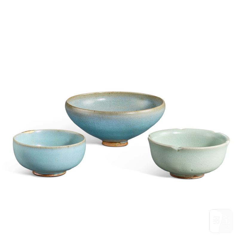 Three Junyao blue-glazed bowls, Song - Jin dynasty | 宋至金 鈞窰天藍釉盌三件 - 图1